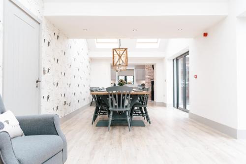 een eetkamer met een tafel en stoelen bij The Salt Retreatt By Birch Stays in Willaston