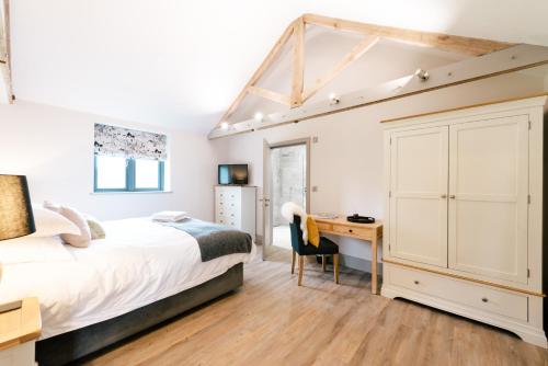 een slaapkamer met een bed en een bureau bij The Salt Retreatt By Birch Stays in Willaston