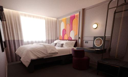 una camera con un letto, una finestra e uno specchio di The Kensington Hideaway a Londra