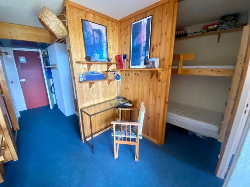 a room with two bunk beds and a chair at Appartement Arcs 1800 Les Villards 5 personnes in Bourg-Saint-Maurice