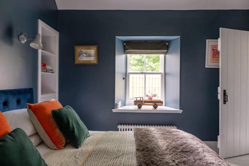 Postel nebo postele na pokoji v ubytování Bonnie Dye Bothy By Birch Stays