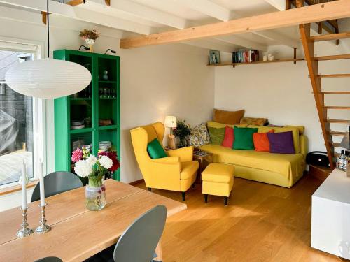 Afbeelding uit fotogalerij van Newly Built Tiny House With River Views in Vedelshave