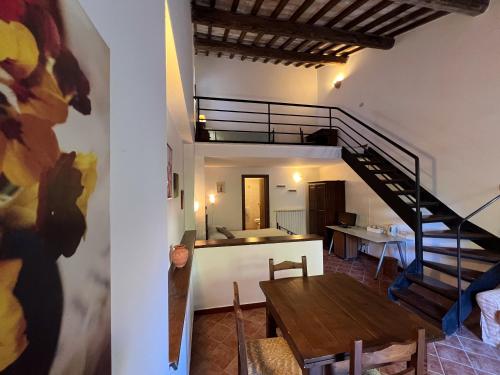 アメリアにあるMarco & Andrea Agriturismo Collepinaのリビングルーム(階段、テーブル付)