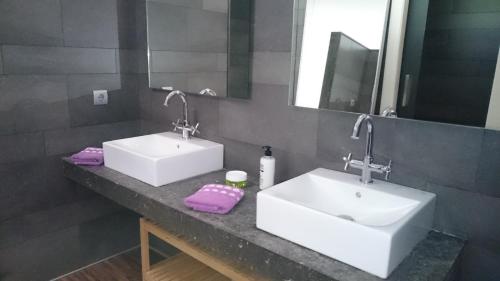 ein Badezimmer mit zwei Waschbecken und zwei Spiegeln in der Unterkunft Villa a 100 metros de la playa in Castellón de la Plana