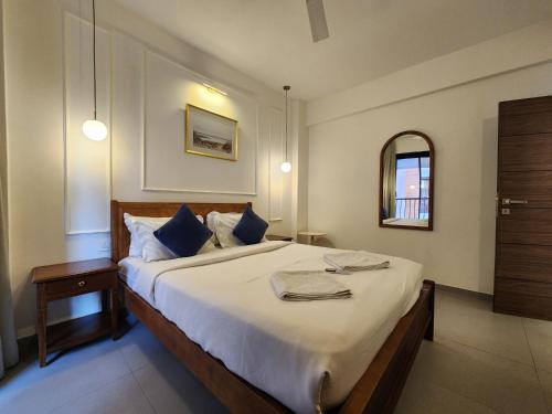 Postel nebo postele na pokoji v ubytování Tranquil 1BHK Heaven in Candolim - Modern Style, Pool, Walk from Beach