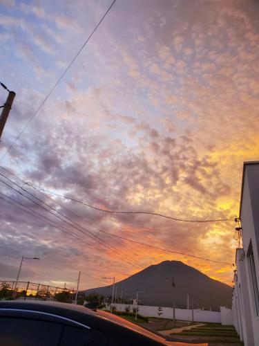 Cảnh núi rừng hoặc tầm nhìn ra núi từ nhà nghỉ dưỡng