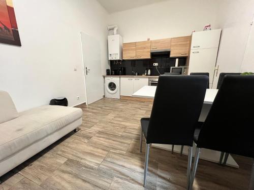 Comfortable 3BR & 1LR Apt, Great Location
