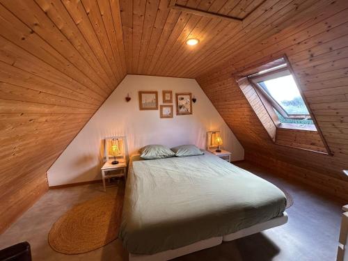 Ένα ή περισσότερα κρεβάτια σε δωμάτιο στο Ty Gaaline - Maison familiale à 100 m de la mer