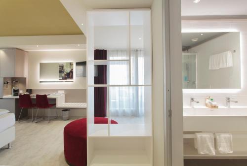 A kitchen or kitchenette at Hotel City Locarno