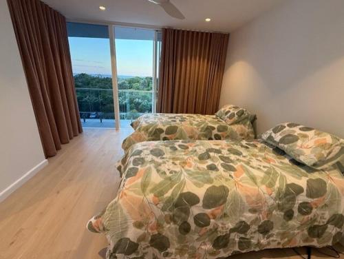 Postel nebo postele na pokoji v ubytování Oasis by the Beach