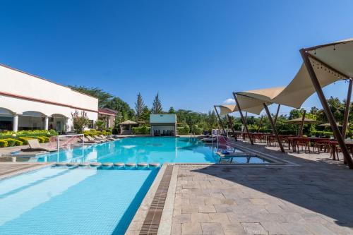 Bazén v ubytování SuCasa Villa located in Maiyan Luxury Resort, Nanyuki nebo v jeho okolí