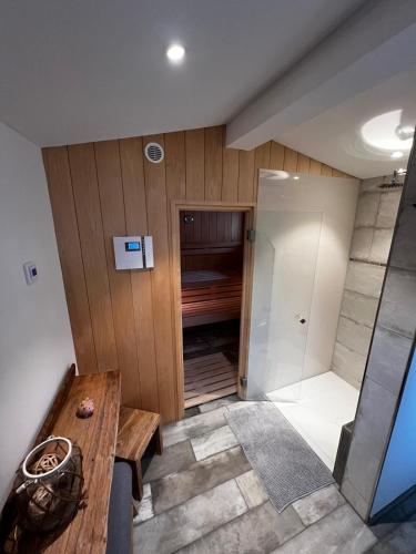 an overhead view of a room with a shower and a table at Appartement Little Rose in Marktoberdorf