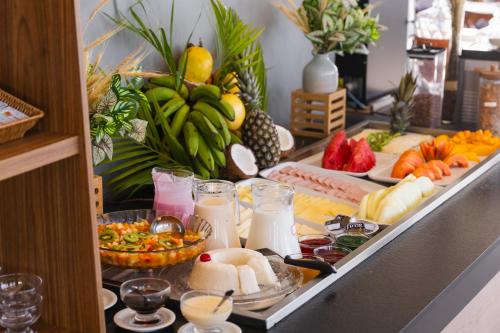 bufet z jedzeniem i owocami na stole w obiekcie Ilhéus Praia Hotel w mieście Ilhéus