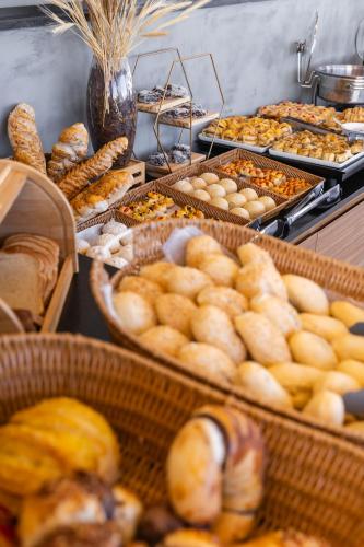 bufet z koszami pieczywa i ciastek w obiekcie Ilhéus Praia Hotel w mieście Ilhéus