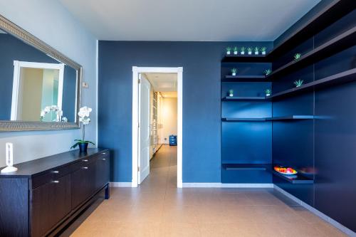 een blauwe kamer met een muur met planken bij LUXURY HOLIDAYS SUITES, Playa de los Cristianos in Los Cristianos