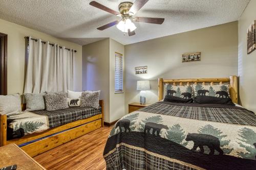 Ένα ή περισσότερα κρεβάτια σε δωμάτιο στο Cozy Bear Condo - Prime location just minutes from Ober Mountain, downtown Gatlinburg