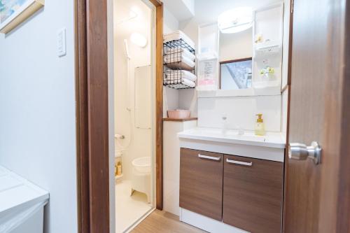 a bathroom with a sink and a toilet at 頤和小屋 in Osaka