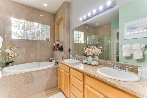 Koupelna v ubytování On Golf Course Quiet Indio Home with Pool Access!