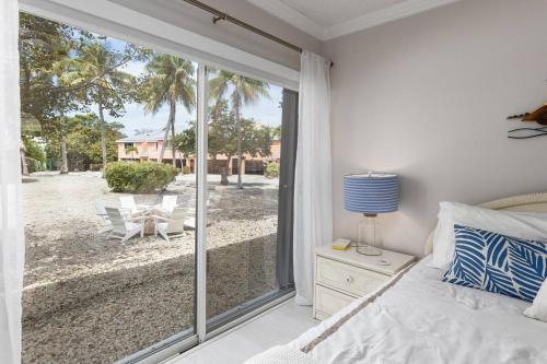 Postel nebo postele na pokoji v ubytování Relaxing Coastal Condo in Landings of Largo with Access to Resort-Style Amenities