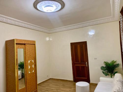 a living room with a mirror and a ceiling at Les chandelles D'or in Thiès