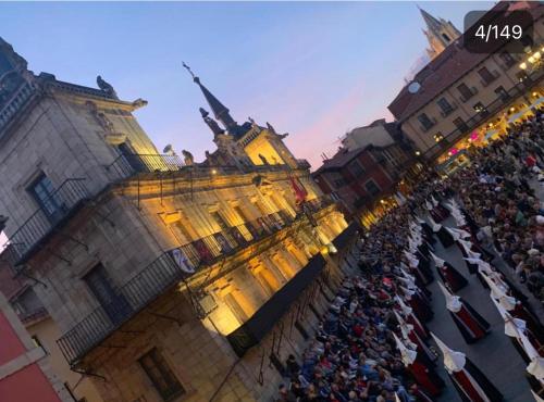 een menigte mensen die voor een gebouw staan bij Arquitecto de la Vida - Plaza Mayor in León