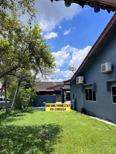 a yard with a sign that reads dry air university air salvage at Dmfamilyhomestay in Muar