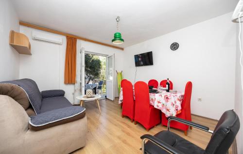 Et opholdsområde på 2 Bedroom Cozy Apartment In Podaca