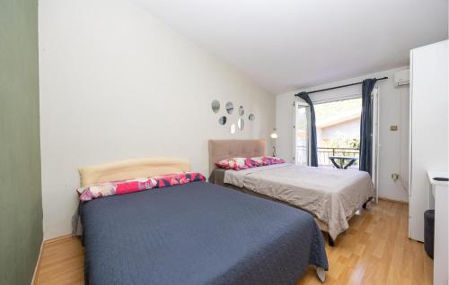 Ένα ή περισσότερα κρεβάτια σε δωμάτιο στο Amazing Apartment In Podaca With House Sea View