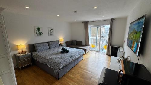 Postel nebo postele na pokoji v ubytování En-suite room with a superking size bed and balcony