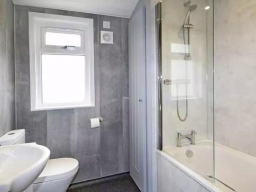 Koupelna v ubytování 2 Bedroom Select Lodge with Park Facilities