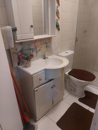 a bathroom with a sink and a toilet at Apartamento Cond. Privê em Caiobá 2 quadras da beira mar próximo ao Restaurante Casa do Camarão in Matinhos