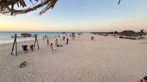 Un groupe de gens jouant sur la plage dans l'établissement Hotel Wayira Beach by On vacation, à Ríohacha