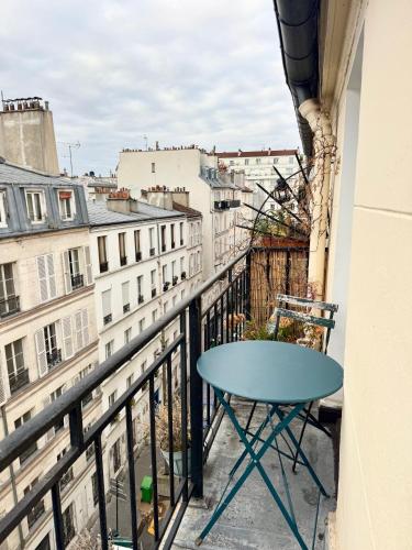 Lovely studio with balcony and spectacular Sacre-Coeur view
