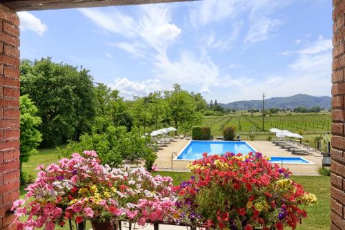 Bazén v ubytování Agriturismo La Fattoria nebo v jeho okolí