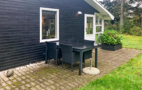 En have udenfor 3 Bedroom Awesome Home In Højslev