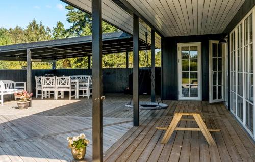 een afgeschermde veranda van een huis met een terras bij Pet Friendly Home In Rødby With Wifi in Kramnitse