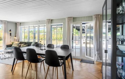 een woonkamer met een eettafel en stoelen bij Pet Friendly Home In Rødby With Wifi in Kramnitse