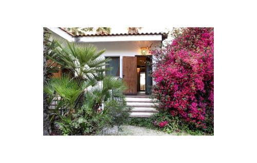 ein Haus mit rosa Blumen davor in der Unterkunft 2 Bedroom Lovely Apartment In Briatico in Briatico