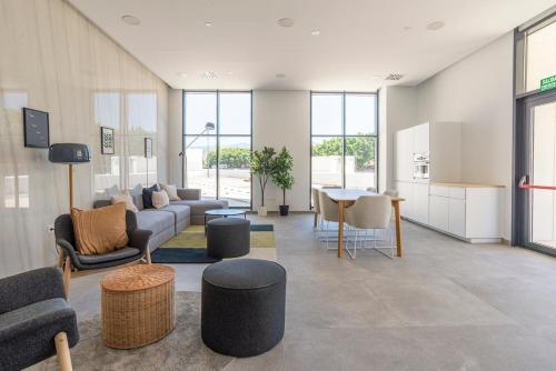 Skyline VIII Pool & Coworking by ELE Apartments