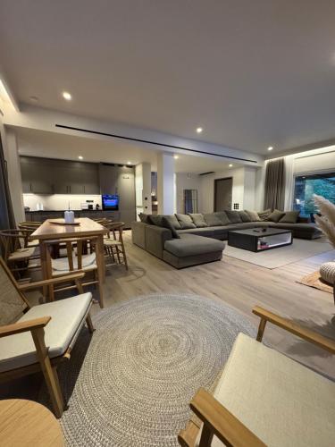 una sala de estar con un sofá y una mesa en eleni's villa, en Kandhíla