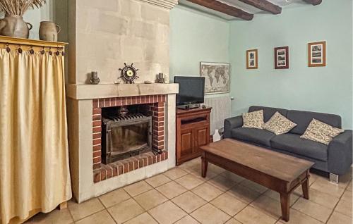Château-la-VallièreにあるBeautiful Home In Château-La-Vallièreのソファと暖炉のあるリビングルーム