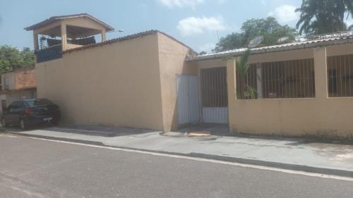 a building with a car parked in front of it at Cunhas II Áreas COP30 Moskeiro Belém in Belém