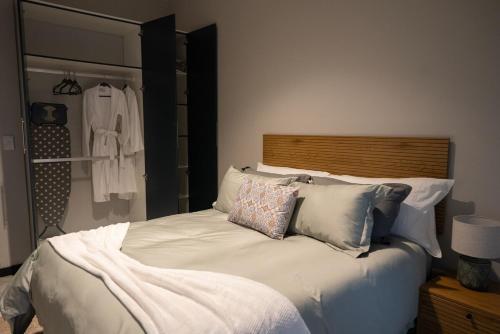 Una cama o camas en una habitación de The Precinct Luxury Apartment - Waterfall