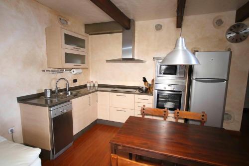 eine kleine Küche mit Tisch und Kühlschrank in der Unterkunft Bonita Casa Espectacular Vista in Acojeja