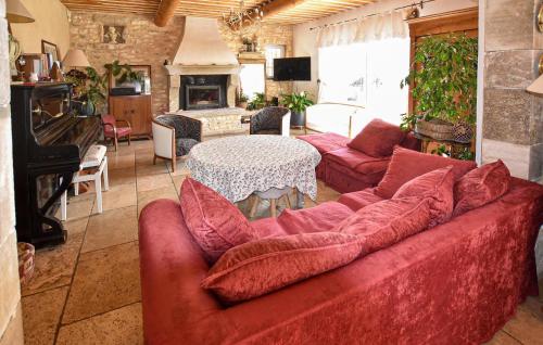 un salon avec un canapé rouge et une table dans l'établissement Maison Avec Piscine Privée, à Lacoste