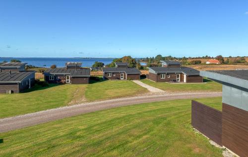 Vista aérea de una casa con un campo de hierba y un camino. en Amazing Apartment In Faaborg With Sauna, en Nabbe
