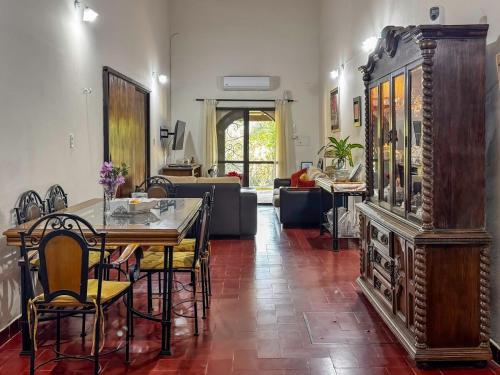 a living room with a table and a dining room at Casa de Verano en Ypacarai con lago natural, Piscina, Naturaleza y Comodidad para Grupos in Ypacarai