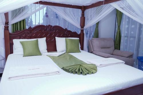 Postel nebo postele na pokoji v ubytování S&J Luxury Homes Mombasa