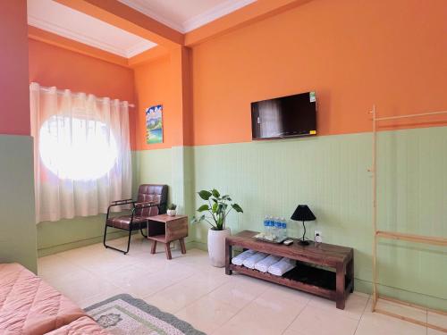 a living room with a tv on the wall at An Homestay 2 in Phan Thiet