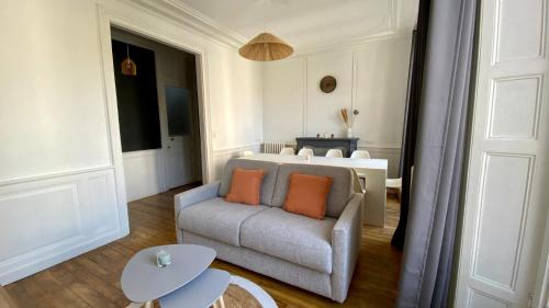 a living room with a couch and a bed at POITTE - Appartement Rennes 10P in Rennes